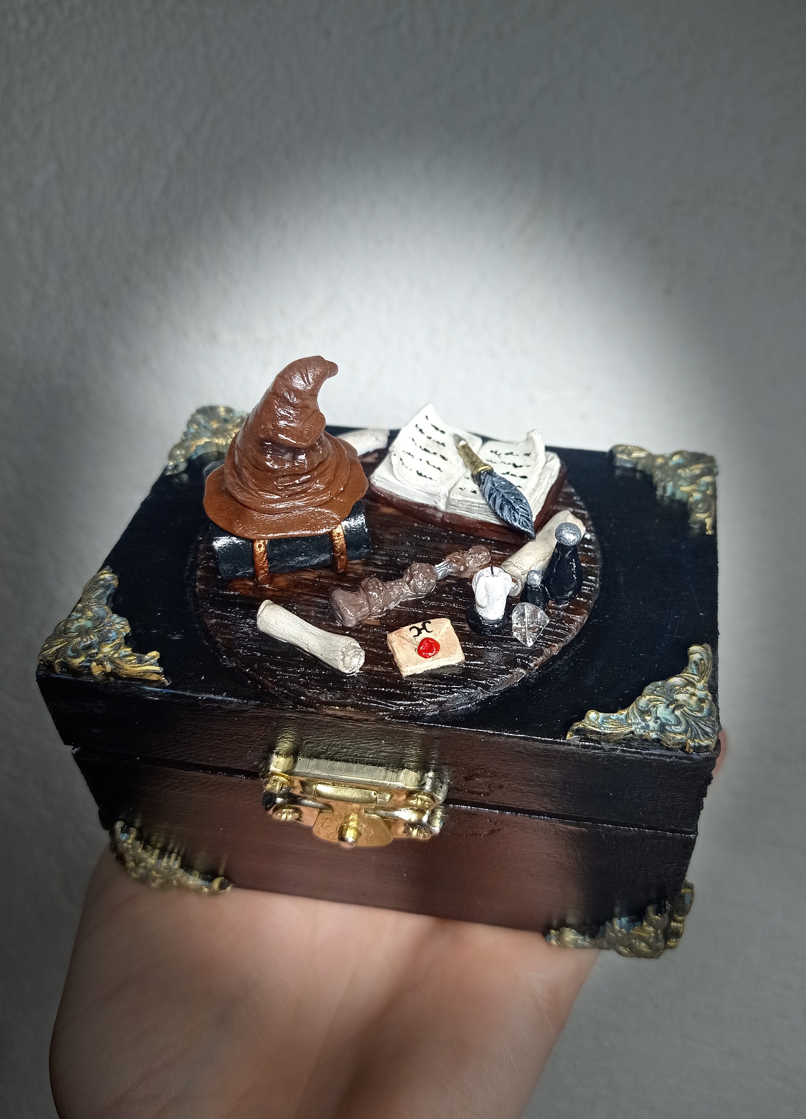 Boite en bois avec Sculpture miniature du bureau de Dumbledore - Création par Fantasy Corner