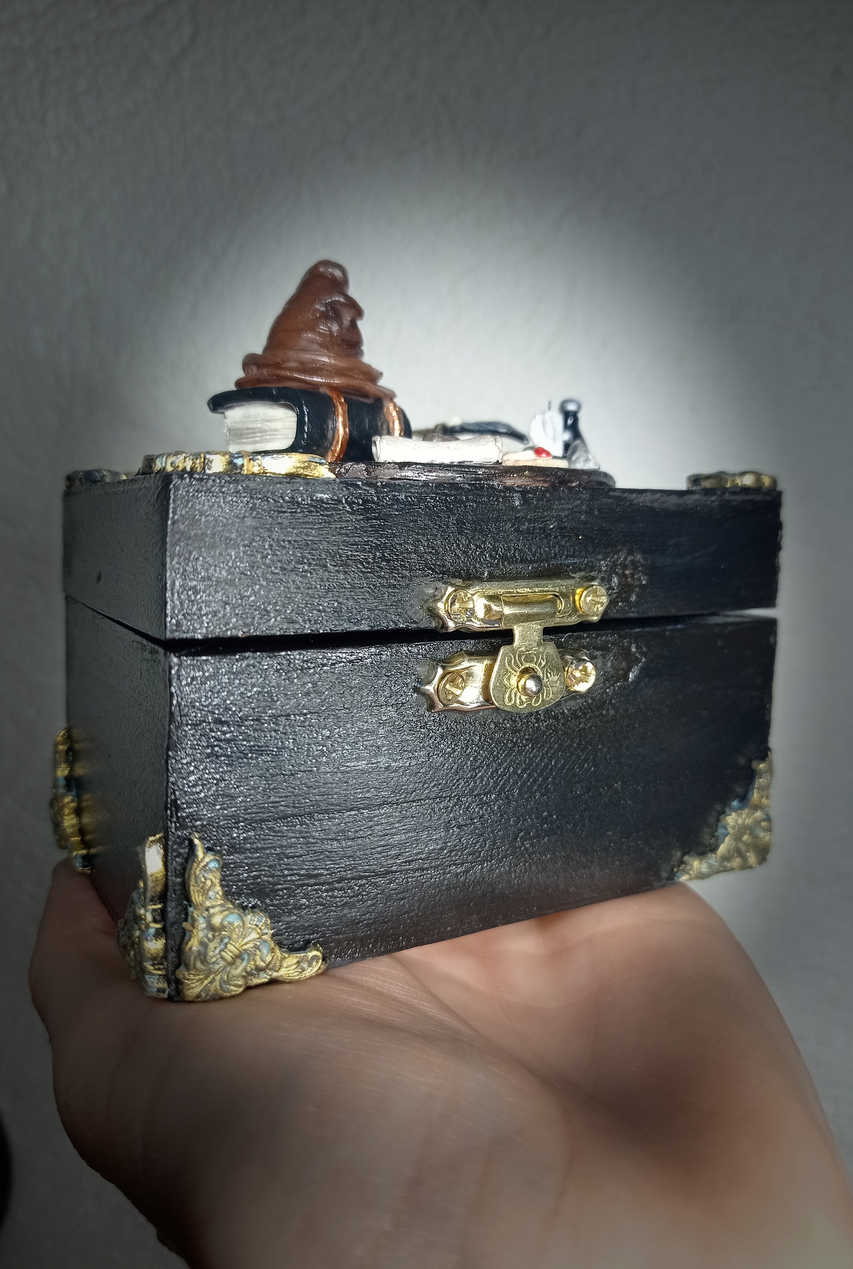 Boite en bois avec Sculpture miniature du bureau de Dumbledore - Création par Fantasy Corner – Image 2