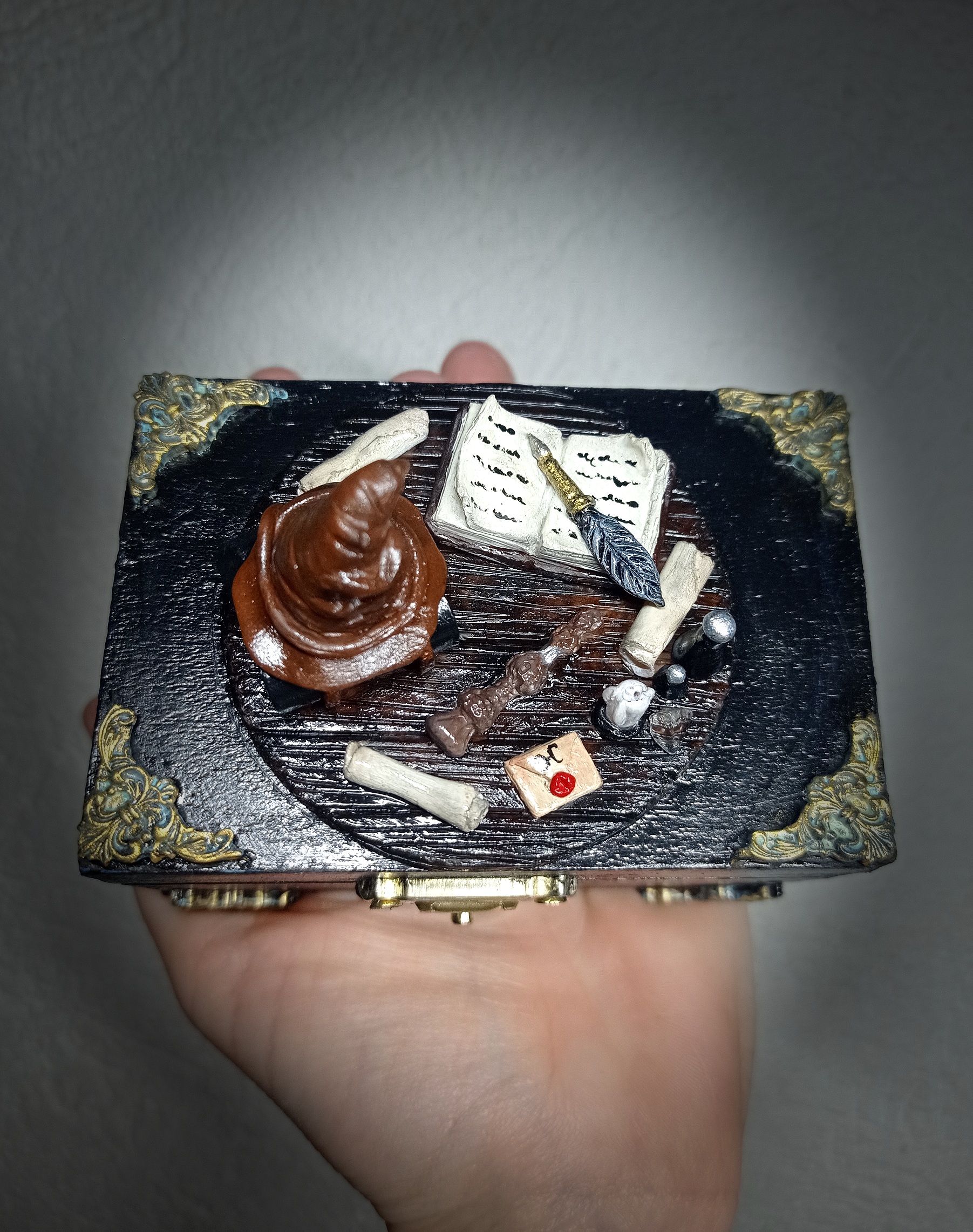 Boite en bois avec Sculpture miniature du bureau de Dumbledore - Création par Fantasy Corner – Image 3