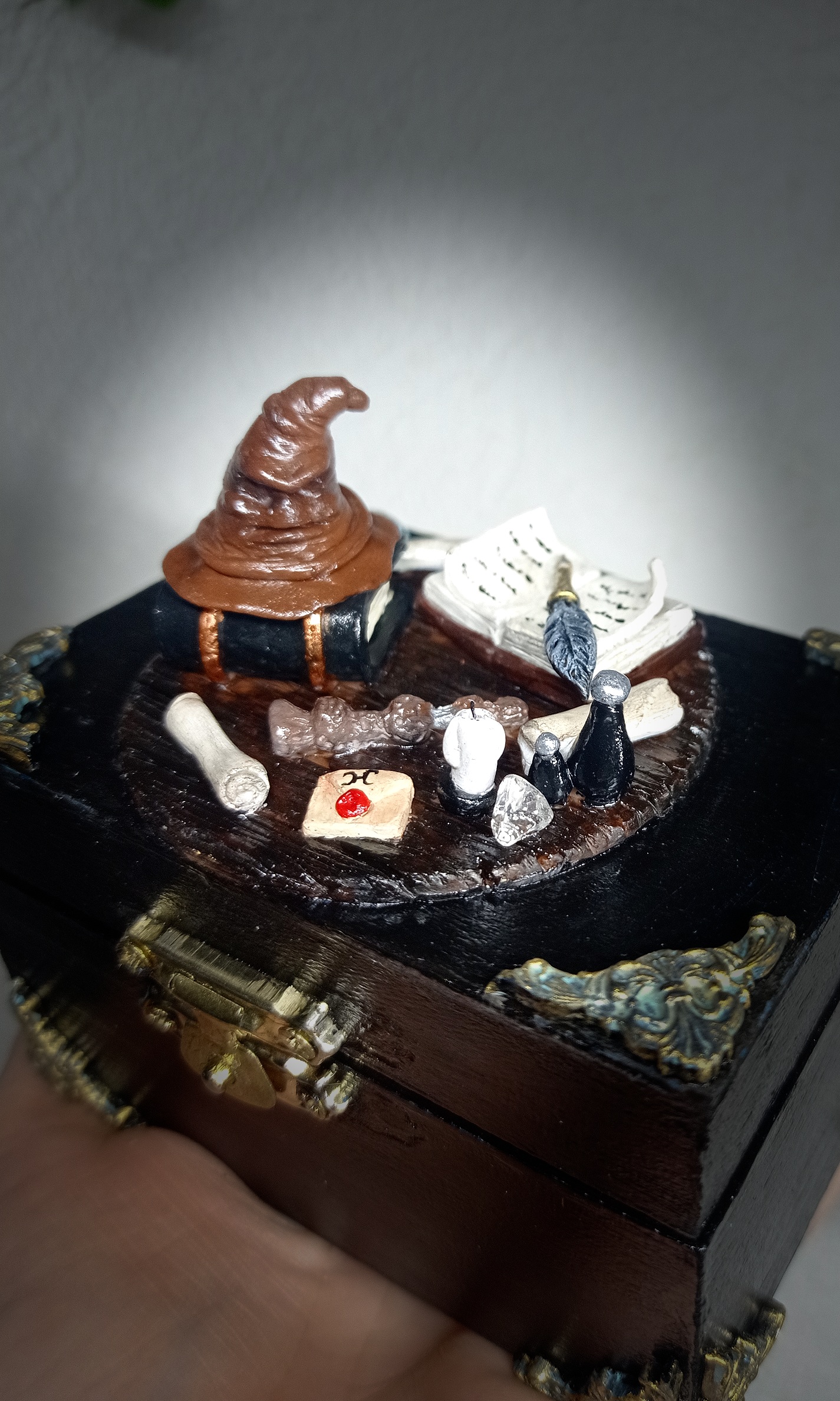 Boite en bois avec Sculpture miniature du bureau de Dumbledore - Création par Fantasy Corner – Image 4