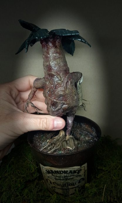 Sculpture Mandragore dans son pot inspiration Harry Potter - Création par Fantasy Corner – Image 4