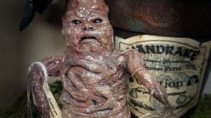 Sculpture Mandragore dans son pot inspiration Harry Potter - Création par Fantasy Corner – Image 3