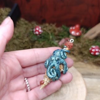 Collier Pieuvre et tentacules Fantasy sur coquillage en pâte polymère