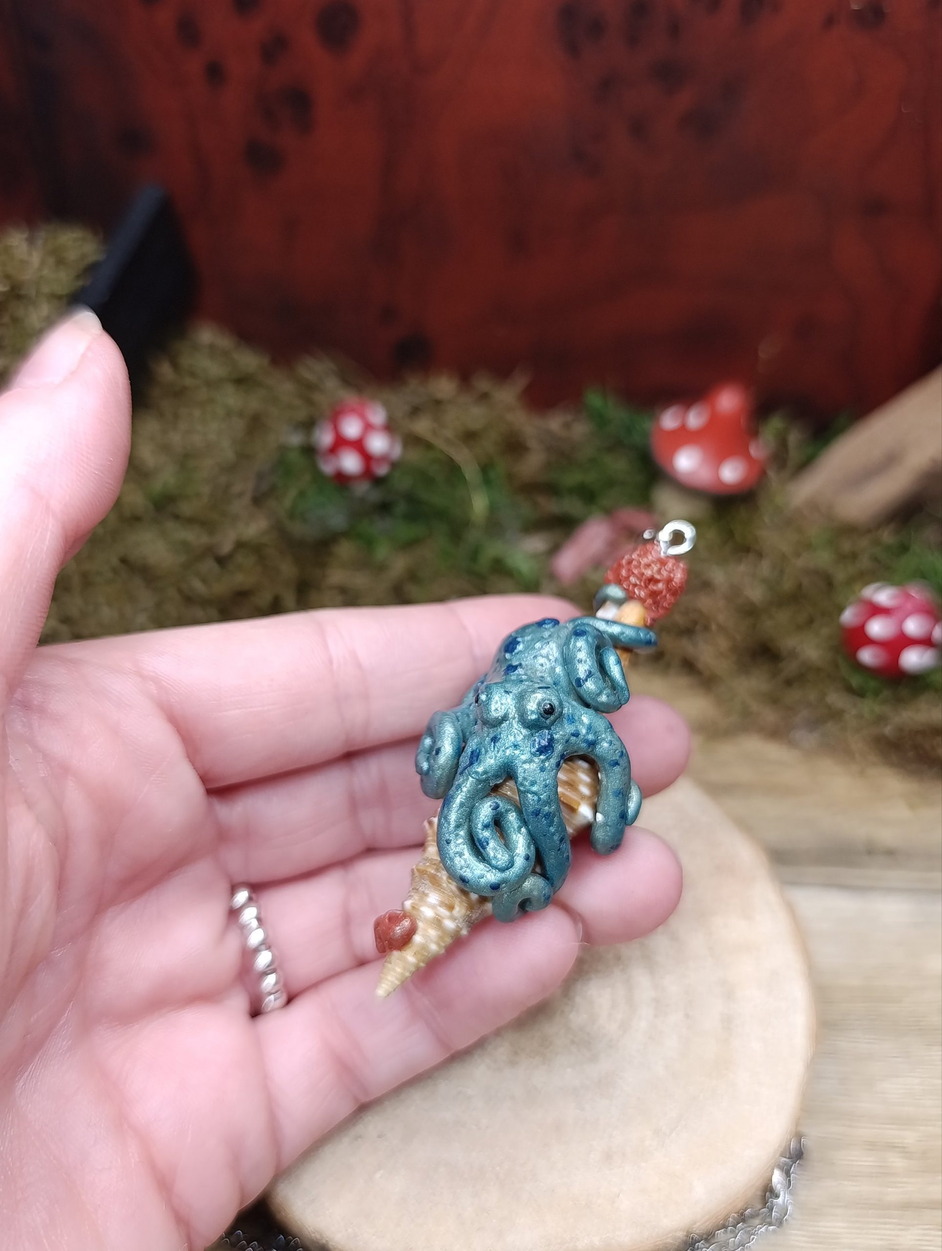 Collier Pieuvre et tentacules Fantasy sur coquillage en pâte polymère