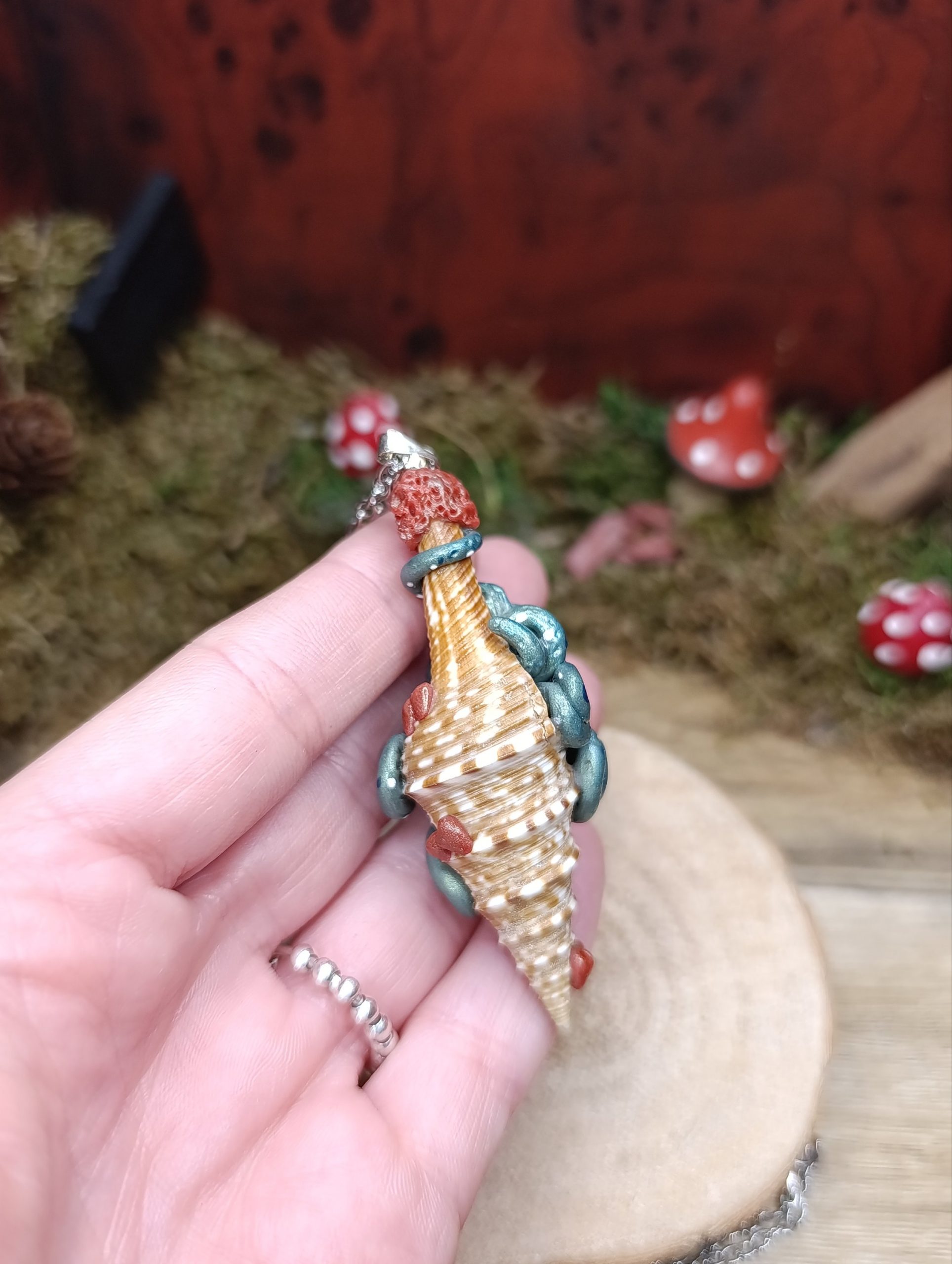 Collier Pieuvre et tentacules Fantasy sur coquillage en pâte polymère – Image 3