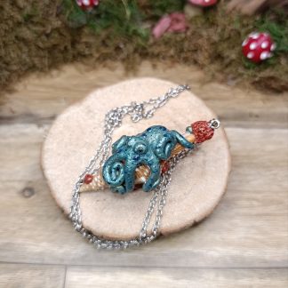 Collier Pieuvre et tentacules Fantasy sur coquillage en pâte polymère