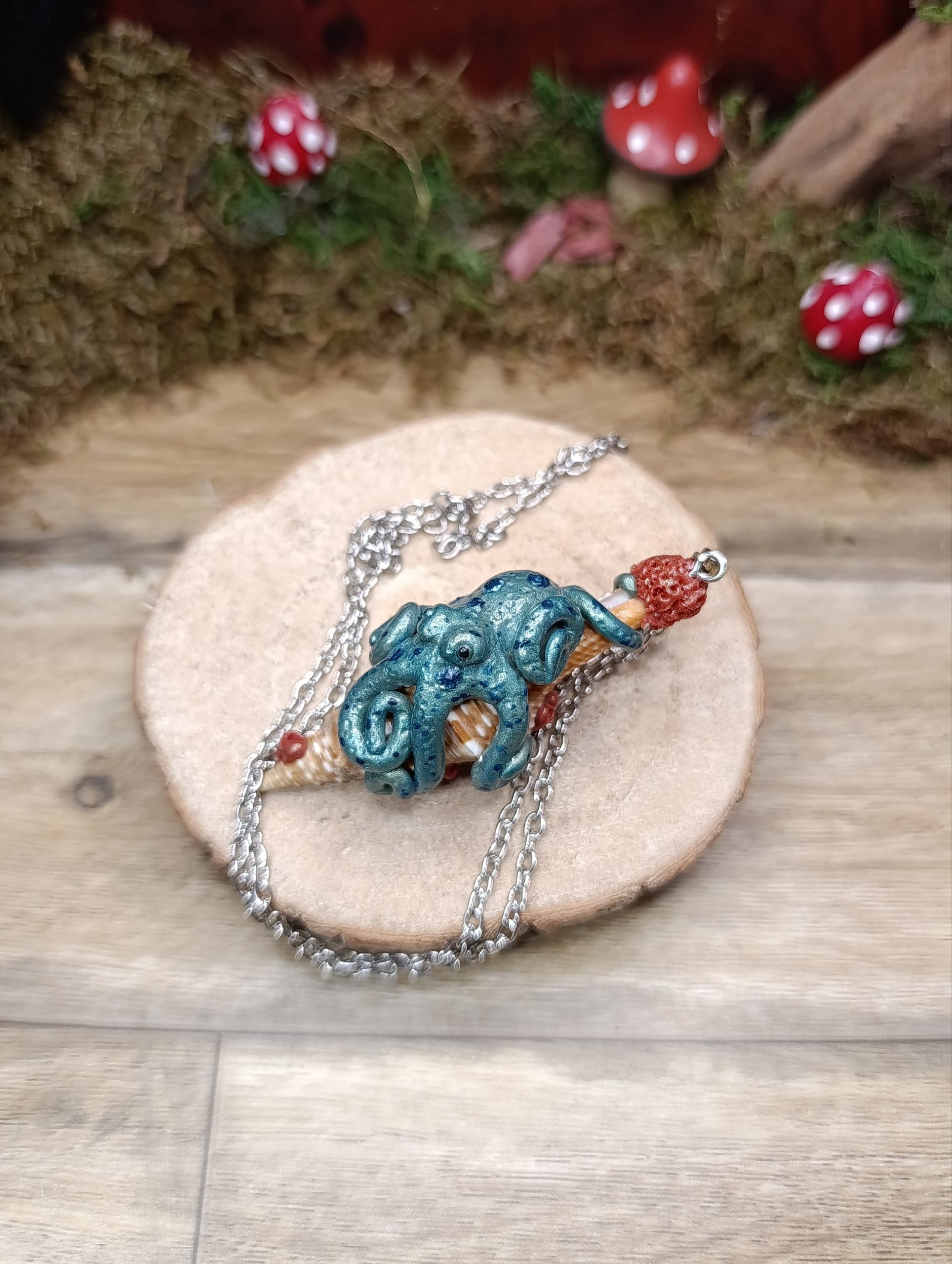 Collier Pieuvre et tentacules Fantasy sur coquillage en pâte polymère – Image 2
