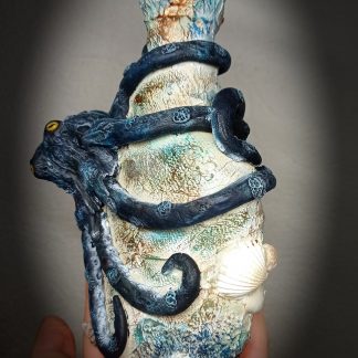 Sculpture pieuvre sur bouteille en verre