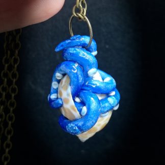 Collier tentacules de pieuvre Fantasy sur coquillage en pâte polymère