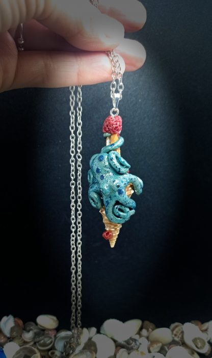Collier Pieuvre et tentacules Fantasy sur coquillage en pâte polymère