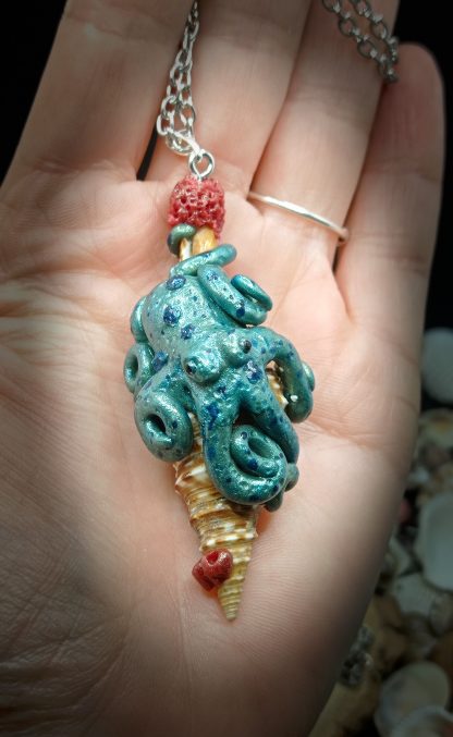 Collier Pieuvre et tentacules Fantasy sur coquillage en pâte polymère – Image 5