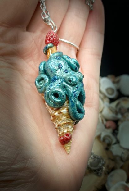 Collier Pieuvre et tentacules Fantasy sur coquillage en pâte polymère – Image 4