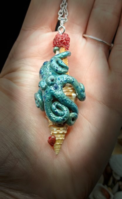 Collier Pieuvre et tentacules Fantasy sur coquillage en pâte polymère – Image 3