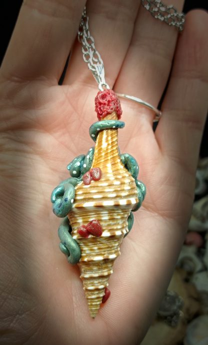 Collier Pieuvre et tentacules Fantasy sur coquillage en pâte polymère – Image 2