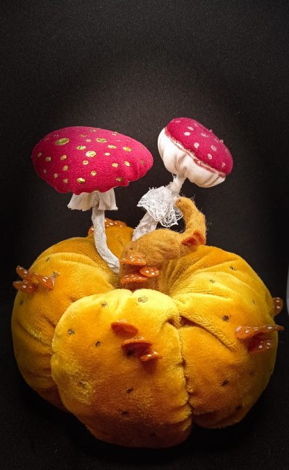 Coussin décoratif citrouille et champignons fantasy – Image 2