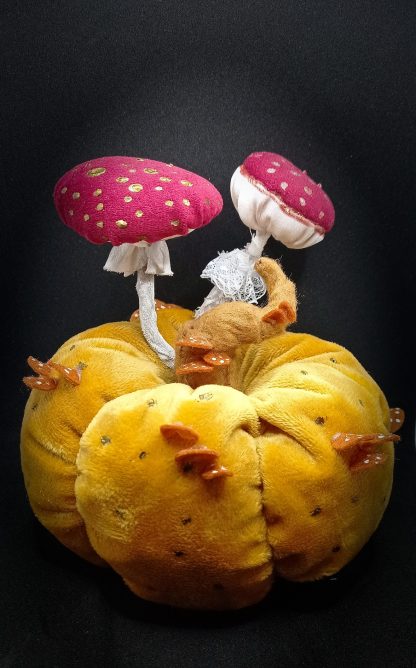 Coussin décoratif citrouille et champignons fantasy – Image 3