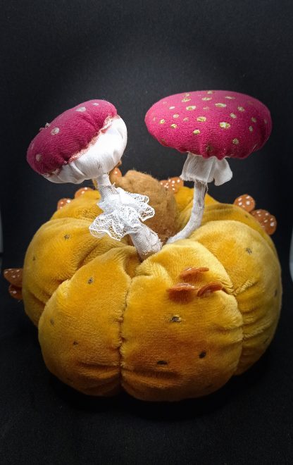 Coussin décoratif citrouille et champignons fantasy