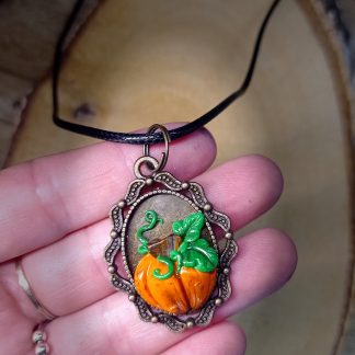 Collier avec pendentif citrouille d'automne et œil de tigre