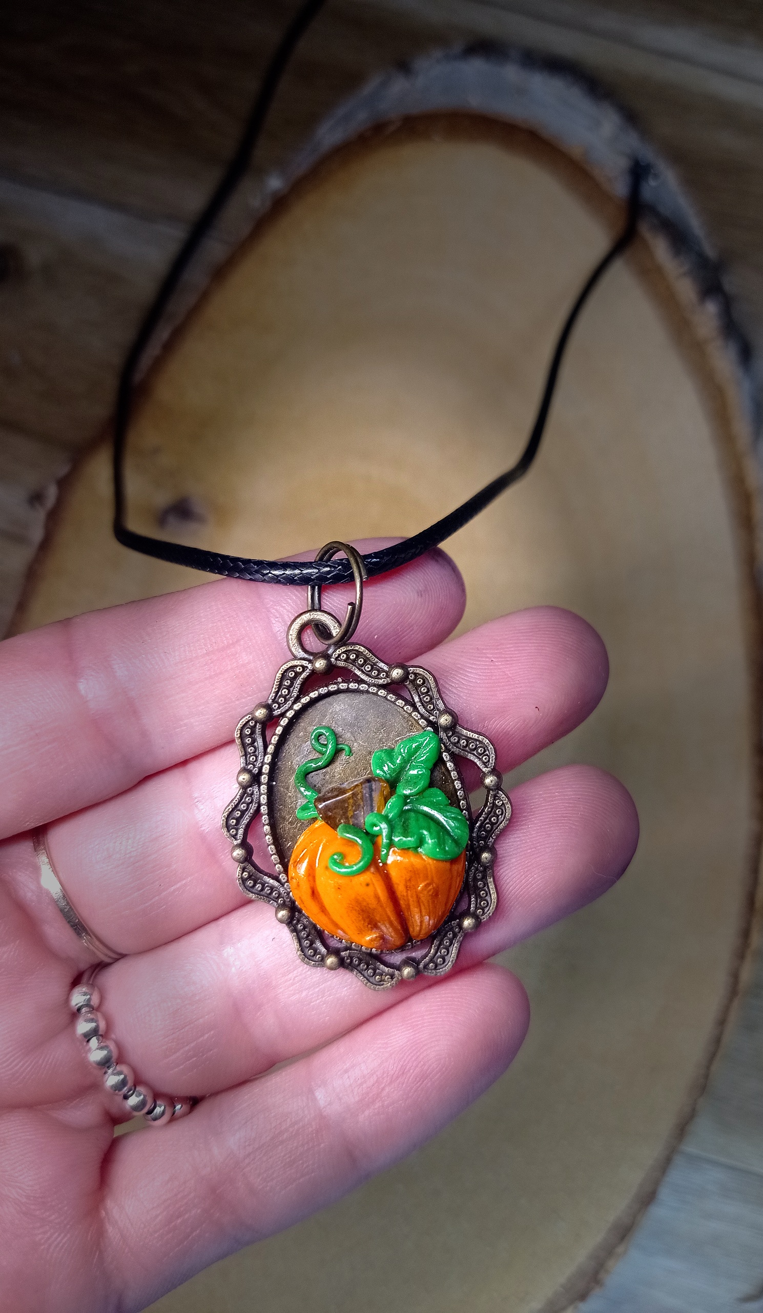 Collier avec pendentif citrouille d'automne et œil de tigre