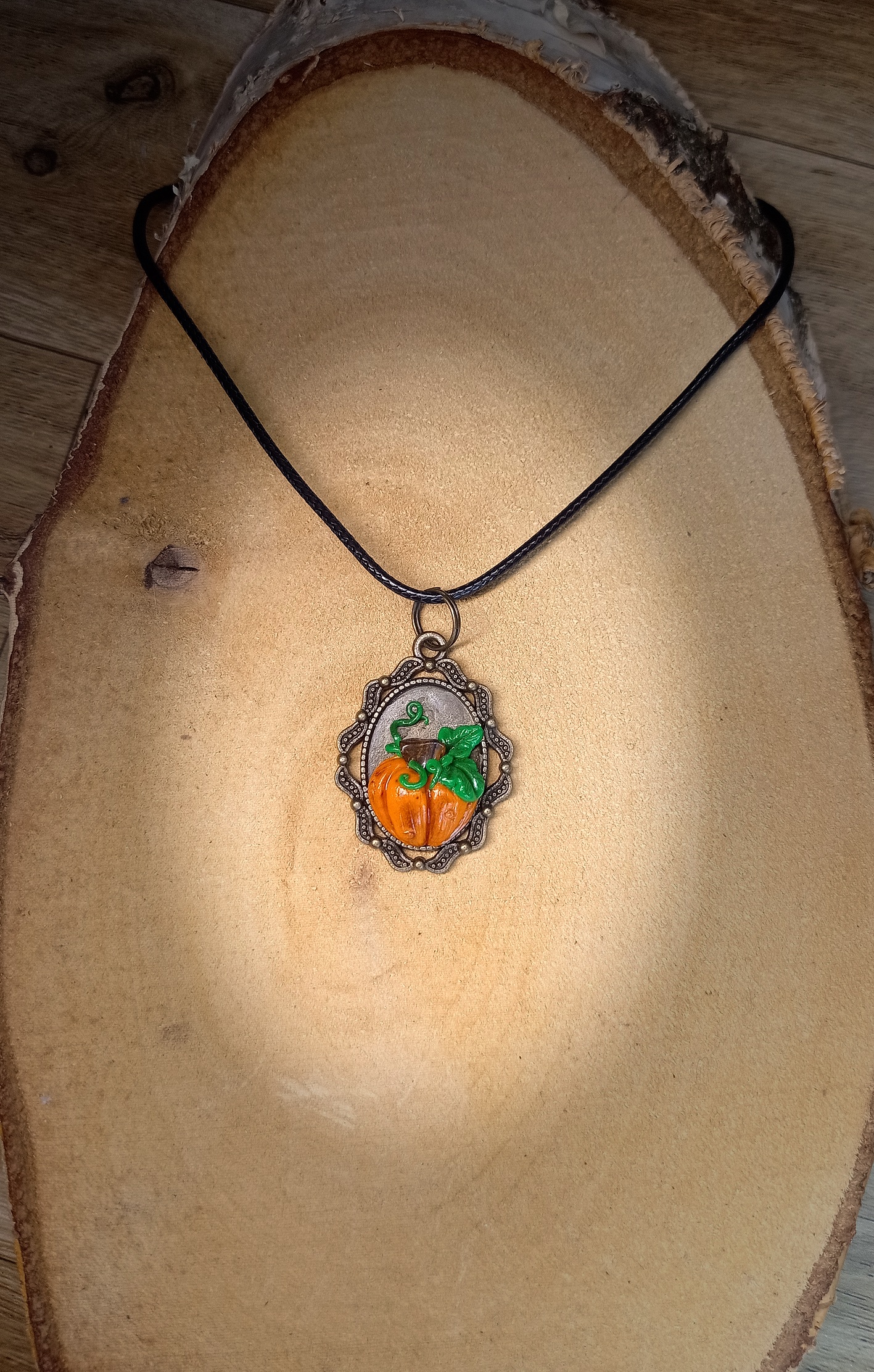 Collier avec pendentif citrouille d'automne et œil de tigre – Image 2