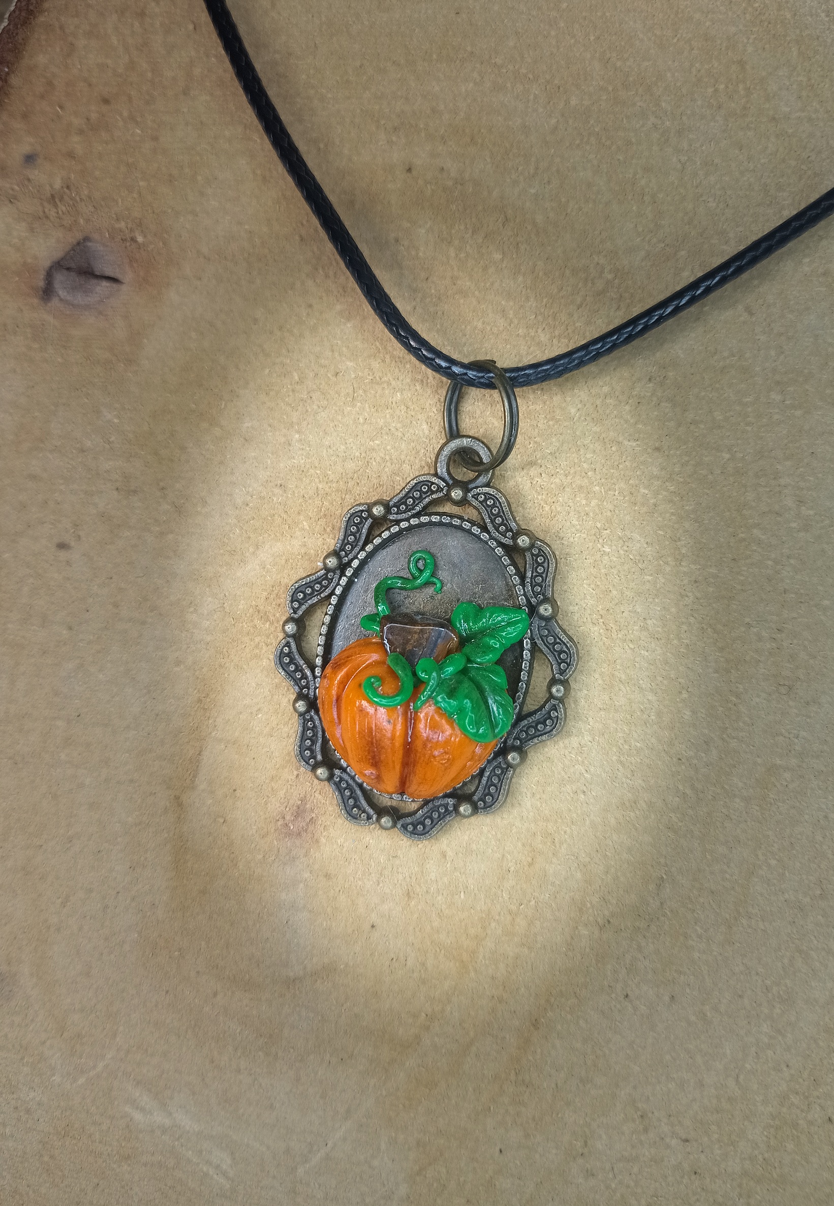 Collier avec pendentif citrouille d'automne et œil de tigre – Image 3