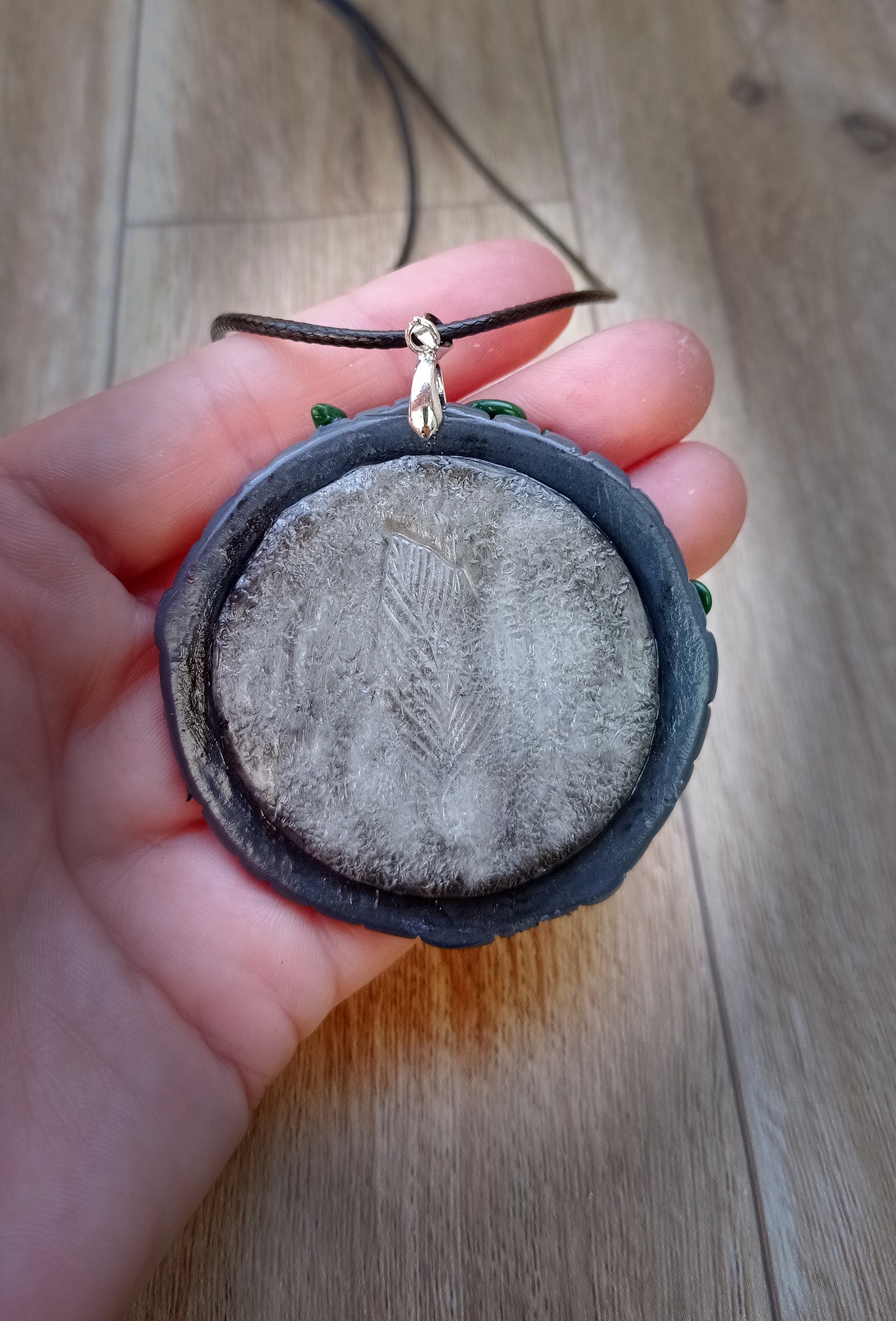 Collier avec pendentif porte de Hobbit – Image 2