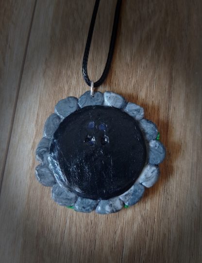 Collier avec pendentif porte de Hobbit couleur verte avec petite fenêtre – Image 4