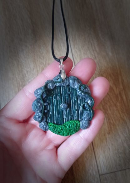 Collier avec pendentif porte de Hobbit couleur verte – Image 3