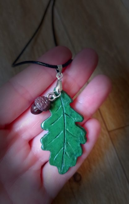 Collier avec pendentif feuille de chêne et gland