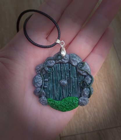 Collier avec pendentif porte de Hobbit couleur verte – Image 2