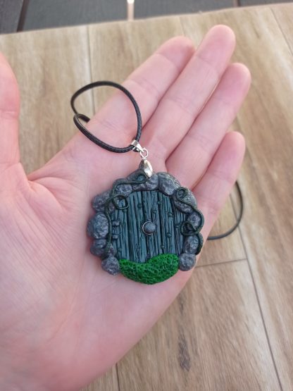 Collier avec pendentif porte de Hobbit couleur verte
