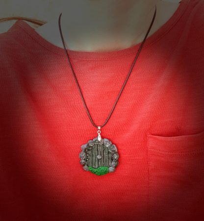 Collier avec pendentif porte de Hobbit couleur verte – Image 5