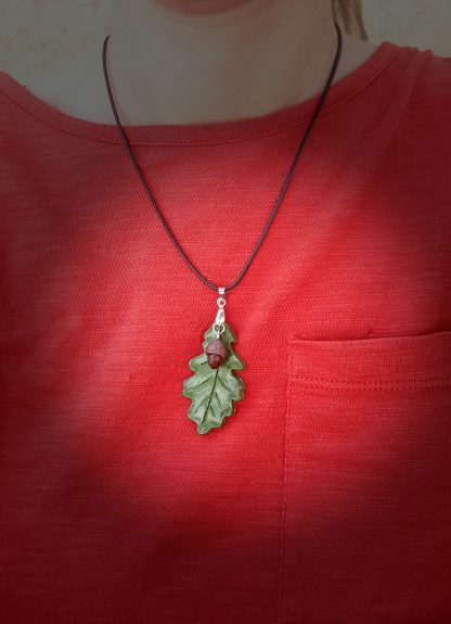 Collier avec pendentif feuille de chêne et gland – Image 3