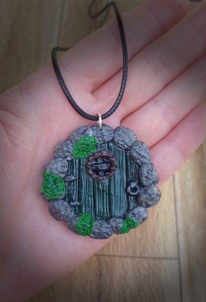 Collier avec pendentif porte de Hobbit couleur verte avec petite fenêtre – Image 3