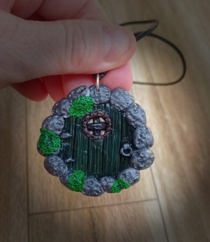 Collier avec pendentif porte de Hobbit couleur verte avec petite fenêtre – Image 2