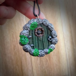 Collier avec pendentif porte de Hobbit couleur verte avec petite fenêtre