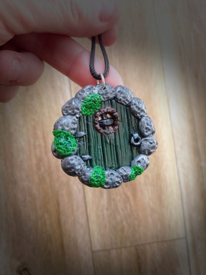 Collier avec pendentif porte de Hobbit couleur verte avec petite fenêtre
