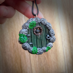 Collier avec pendentif porte de Hobbit couleur verte avec petite fenêtre