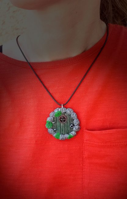Collier avec pendentif porte de Hobbit couleur verte avec petite fenêtre – Image 5