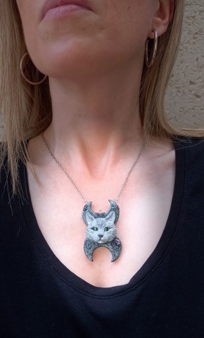 Collier avec pendentif tête de chat et 2 lunes avec cristaux – Image 3