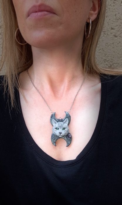 Collier avec pendentif tête de chat et 2 lunes avec cristaux – Image 2