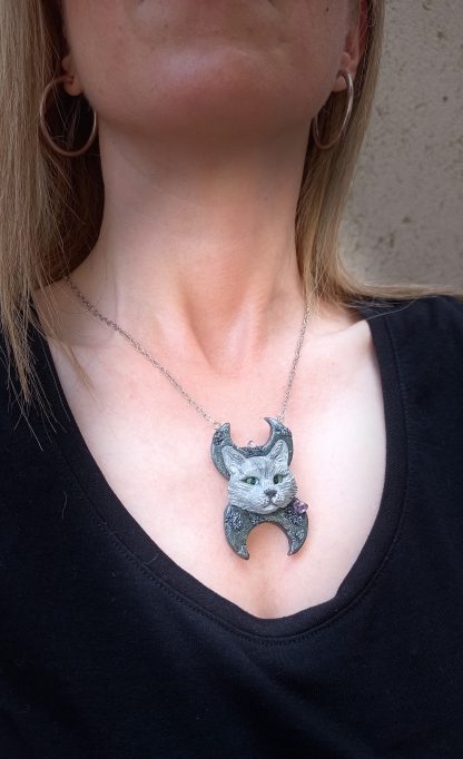 Collier avec pendentif tête de chat et 2 lunes avec cristaux
