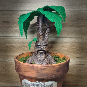 Sculpture Mandragore dans son pot en terre cuite inspiration Harry Potter – Création par Fantasy Corner