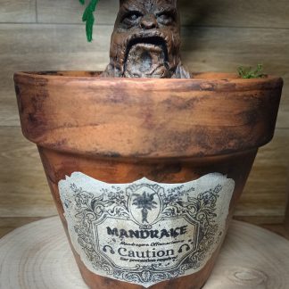 Sculpture Mandragore dans son pot en terre cuite inspiration Harry Potter - Création par Fantasy Corner