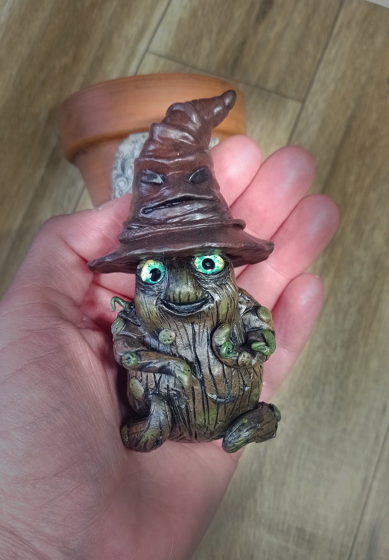 Sculpture mignonne petite Mandragore dans son pot en terre cuite inspiration Harry Potter - Création par Fantasy Corner – Image 5