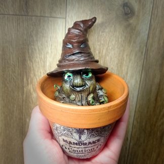 Sculpture mignonne petite Mandragore dans son pot en terre cuite inspiration Harry Potter - Création par Fantasy Corner