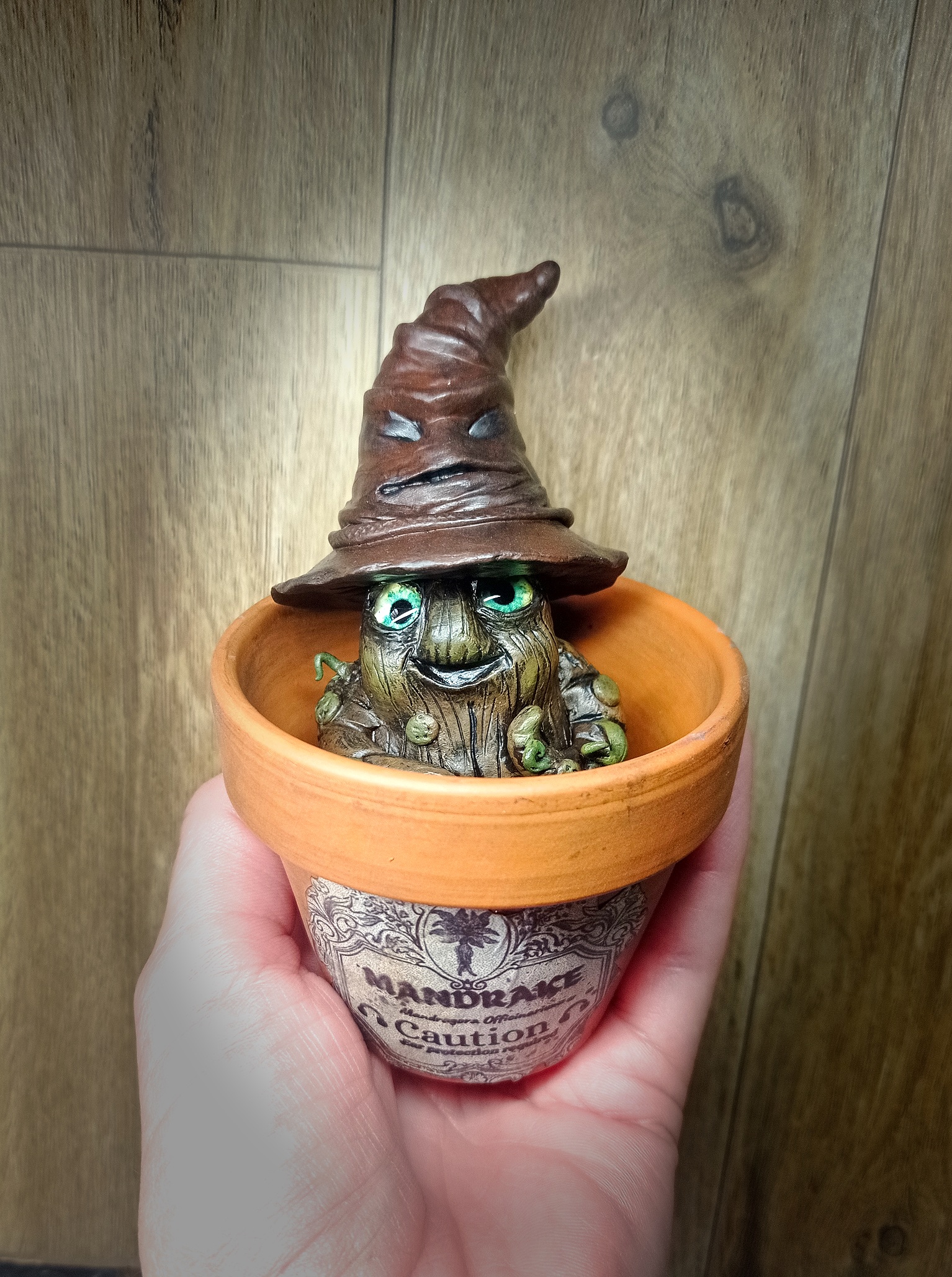 Sculpture mignonne petite Mandragore dans son pot en terre cuite inspiration Harry Potter - Création par Fantasy Corner