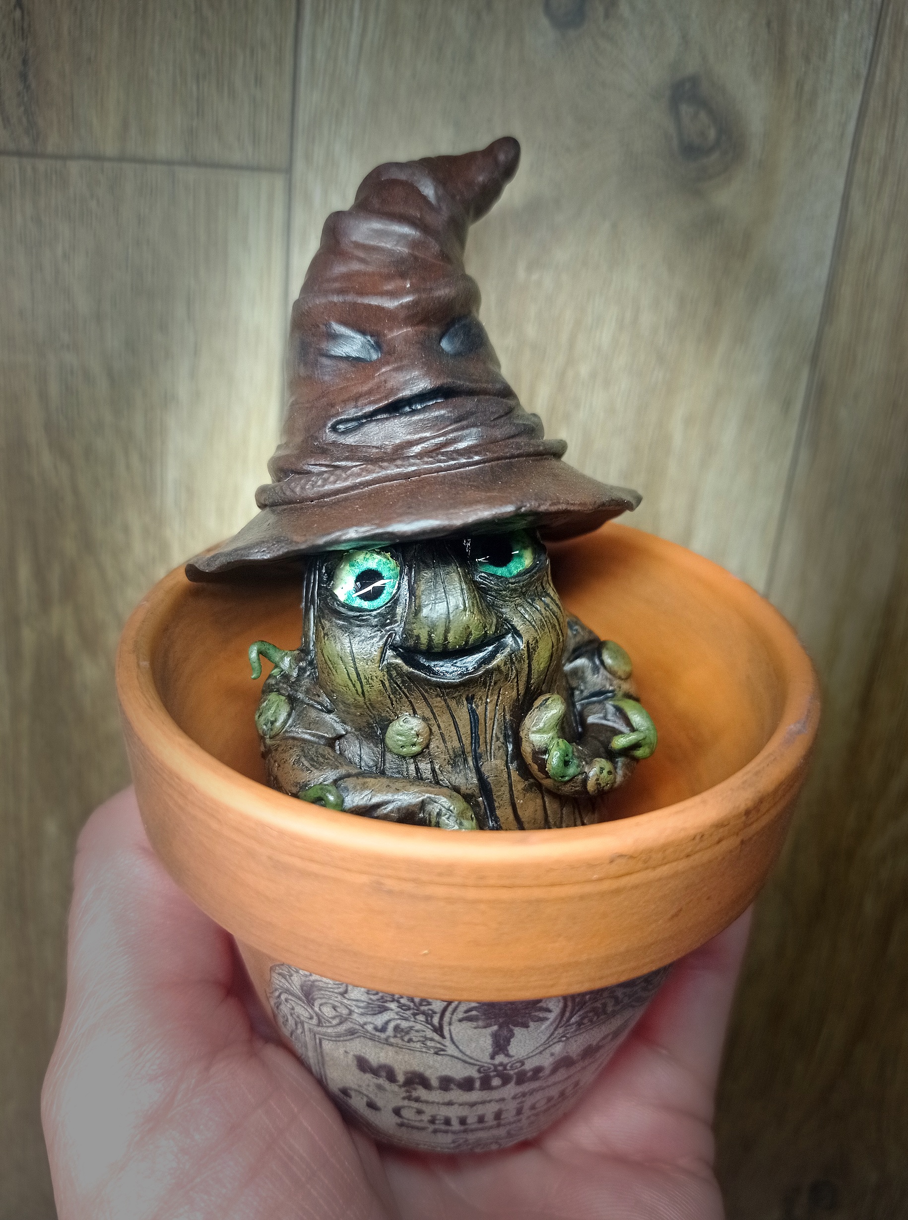 Sculpture mignonne petite Mandragore dans son pot en terre cuite inspiration Harry Potter - Création par Fantasy Corner – Image 2