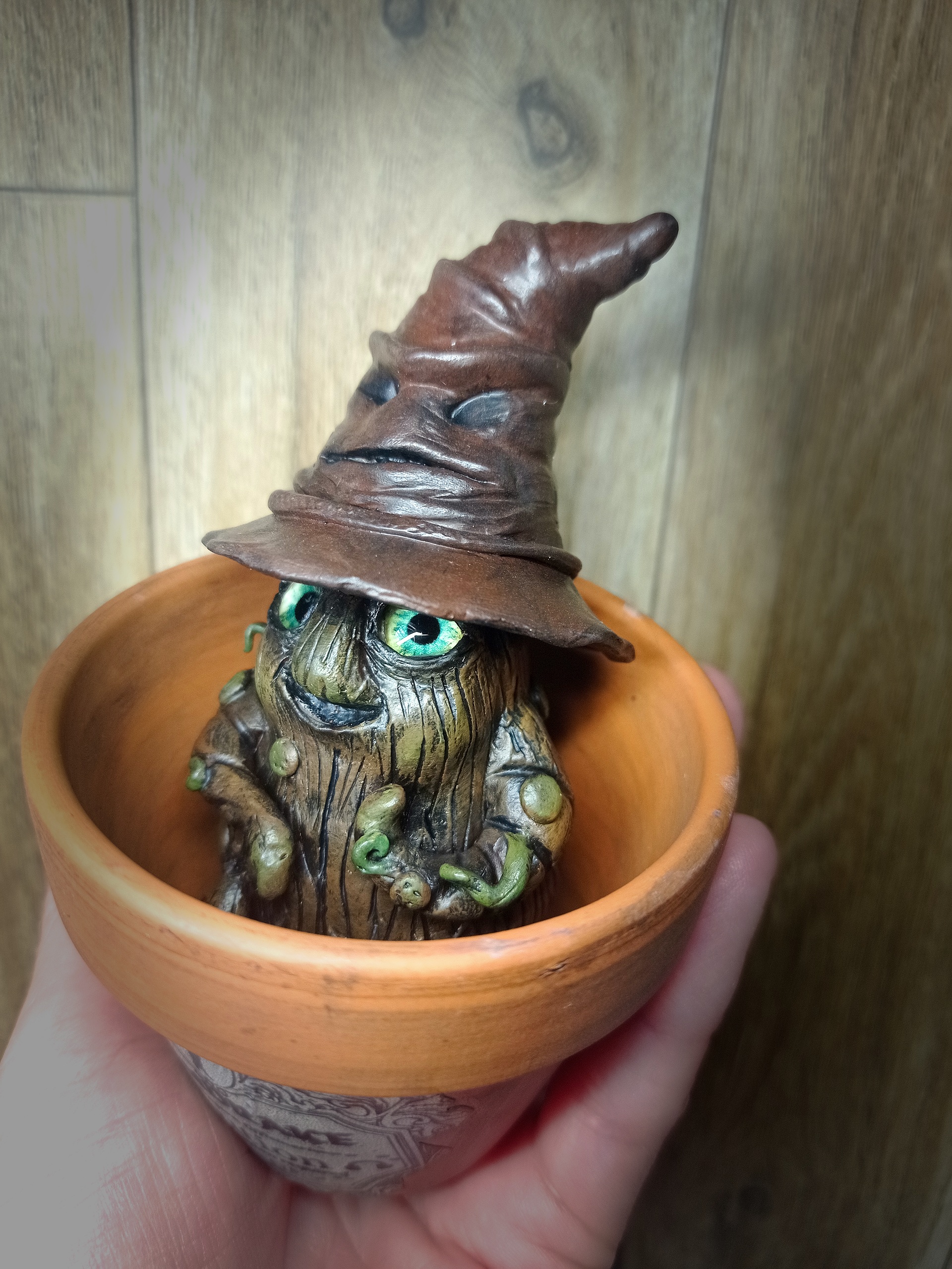 Sculpture mignonne petite Mandragore dans son pot en terre cuite inspiration Harry Potter - Création par Fantasy Corner – Image 3