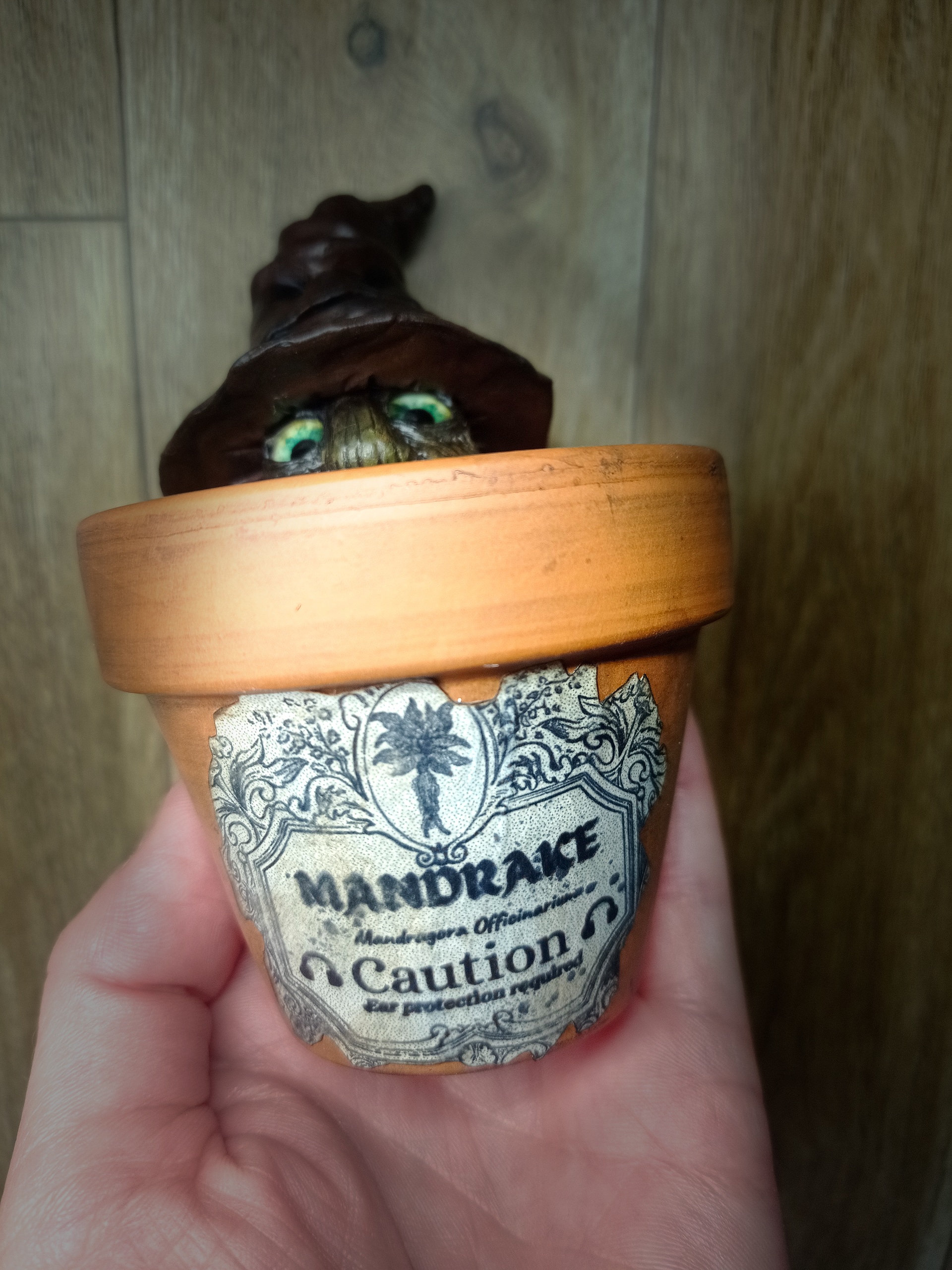 Sculpture mignonne petite Mandragore dans son pot en terre cuite inspiration Harry Potter - Création par Fantasy Corner – Image 4